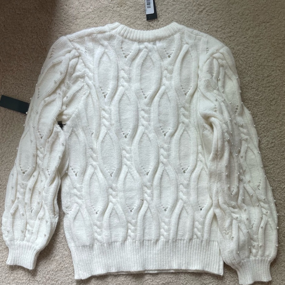 Light white sweater. New with pearls